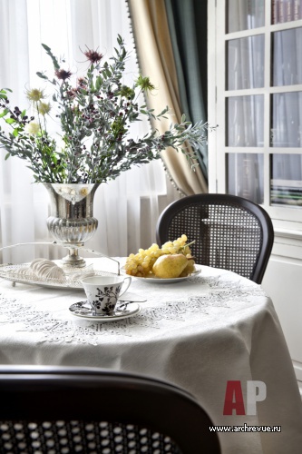 Фото интерьера гостиной небольшой квартиры в стиле неоклассика