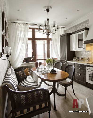Фото интерьера столовой небольшой квартиры в стиле неоклассика