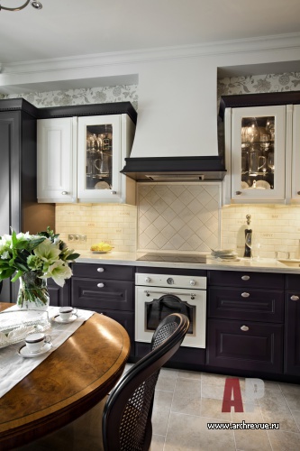 Фото интерьера кухни небольшой квартиры в стиле неоклассика