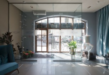 Фото интерьера входной зоны ресторана в современном стиле