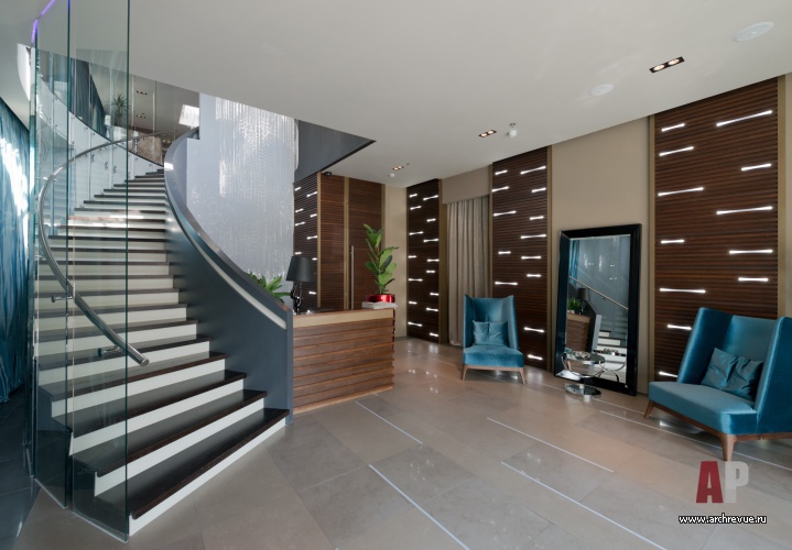 Фото интерьера лестничного холла ресторана в стиле гламур