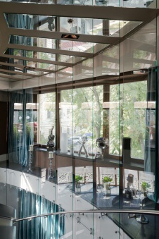 Фото интерьера лестничного холла ресторана в современном стиле