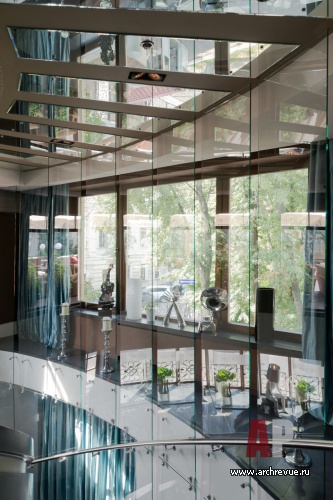 Фото интерьера лестничного холла ресторана в стиле гламур