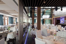 Фото интерьера зала ресторана в современном стиле