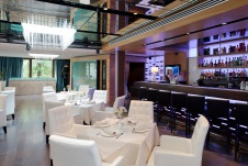 Фото интерьера зала ресторана в современном стиле