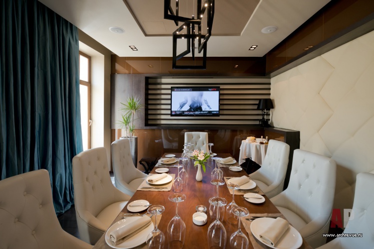 Фото интерьера банкетного зала ресторана в стиле гламур