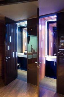 Фото интерьера санузла ресторана в современном стиле