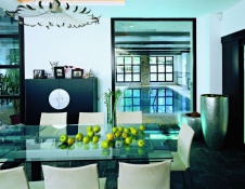 Фото интерьера столовой загородного дома в современном стиле