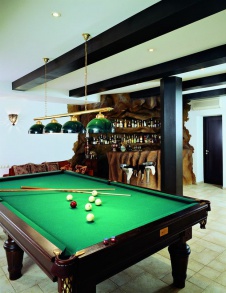 Фото интерьера бильярдной загородного дома в современном стиле