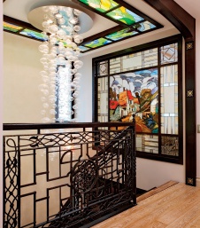 Фото интерьера лестничного холла трехэтажной квартиры