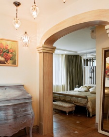 Фото интерьера спальни трехэтажной квартиры