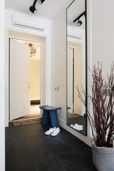 Фото интерьера входной зоны небольшой квартиры в современном стиле