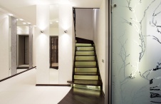 Фото интерьера лестничного холла таунхуса в стиле минимализм