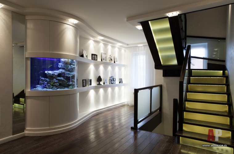 Фото интерьера лестницы таунхуса в стиле минимализм