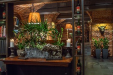 Фото интерьера входной зоны ресторана в современном стиле