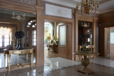 Фото интерьера входной зоны загородного дома в классике 