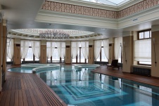 Фото интерьера бассейна загородного дома в классике 