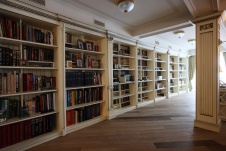 Фото интерьера библиотеки загородного дома в классике 