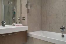 Фото интерьера ванной комнаты небольшой квартиры в современном стиле