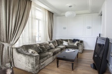 Фото интерьера гостиной квартиры в стиле неоклассика