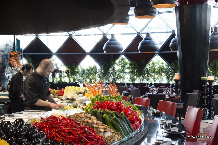 Фото интерьера открытой кухни ресторана в восточном стиле