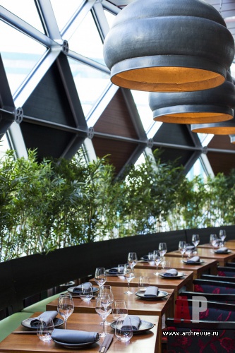 Фото интерьера зала ресторана в восточном стиле