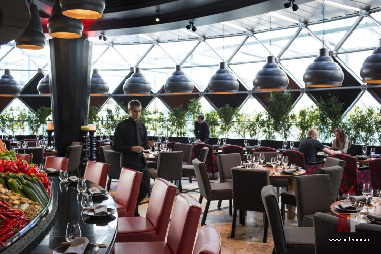 Фото интерьера зала ресторана в восточном стиле