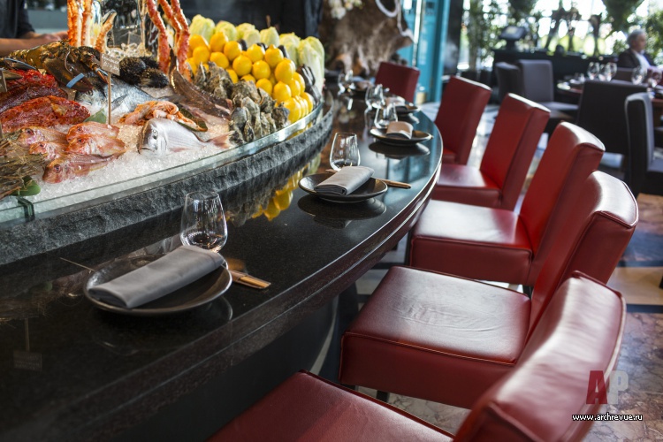 Фото интерьера зала ресторана в восточном стиле