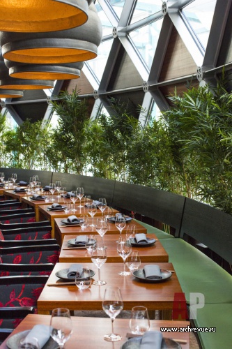 Фото интерьера зала ресторана в восточном стиле