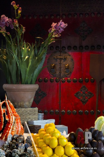 Фото интерьера зала ресторана в восточном стиле