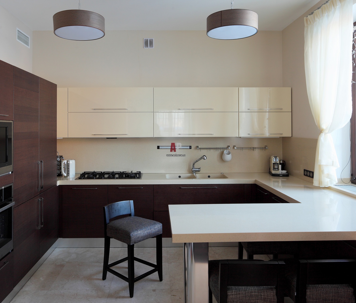 Комбинированный пол на кухне. Плитка и ламинат на кухне. Кухня половину. Эскиз интерьера кухни. Линолеум для кухни.