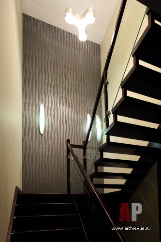 Фото интерьера лестницы дома в стиле минимализм