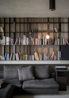 Фото интерьера гостиной библиотеки квартиры в стиле минимализм