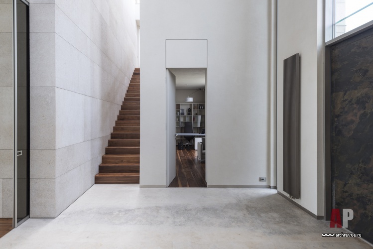 Фото интерьера лестничного холла дома в стиле минимализм Фото интерьера входной зоны дома в стиле минимализм