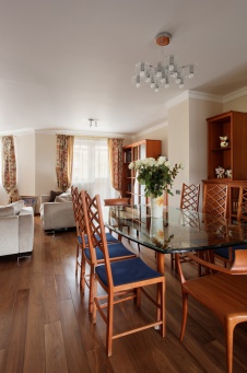 Фото интерьера столовой небольшой квартиры в стиле неоклассика