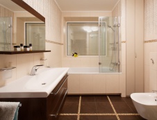 Фото интерьера ванной небольшой квартиры в стиле неоклассика