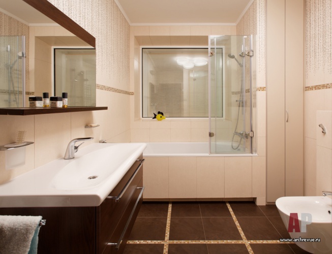 Фото интерьера ванной небольшой квартиры в стиле неоклассика
