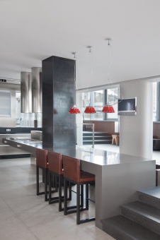 Фото интерьера кухни пентхауса в стиле минимализм