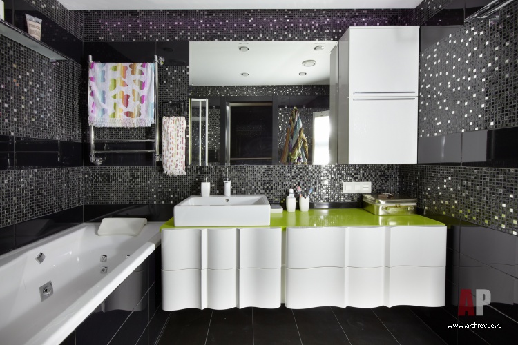 Фото интерьера ванной небольшой квартиры в современном стиле Фото интерьера санузла небольшой квартиры в современном стиле