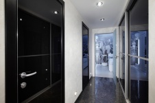 Фото интерьера коридора небольшой квартиры в современном стиле