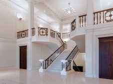Фото интерьера лестницы офиса в стиле неоклассика Фото интерьера лестничного холла офиса в стиле неоклассика
