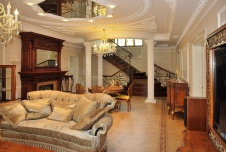 Фото интерьера гостиной дома в неоклассике