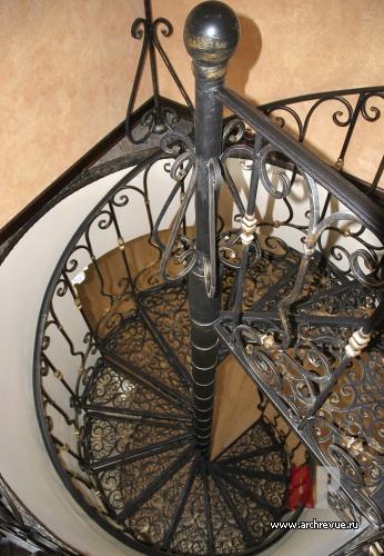 Фото интерьера лестницы дома в неоклассике