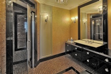 Фото интерьера санузла квартиры в стиле неоклассика