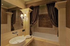 Фото интерьера ванной квартиры в стиле неоклассика