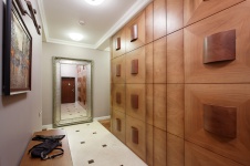 Фото интерьера входной зоны квартиры в стиле неоклассика