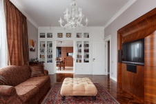 Фото интерьера гостиной квартиры в стиле неоклассика