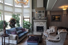 Фото интерьера гостиной дома в стиле неоклассика