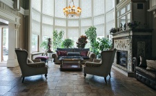 Фото интерьера гостиной дома в стиле неоклассика