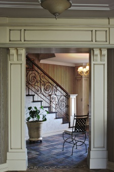 Фото интерьера входной зоны дома в стиле неоклассика
